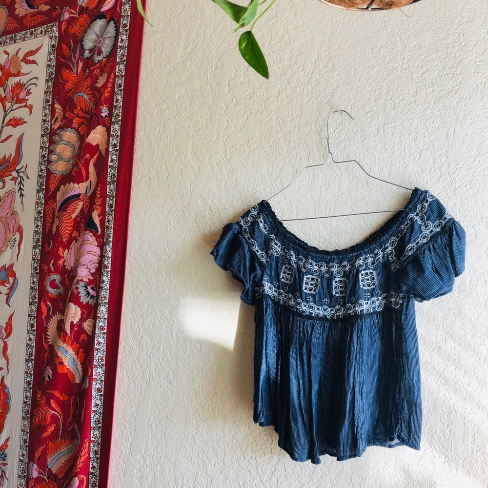 Embroidered Top 🌼